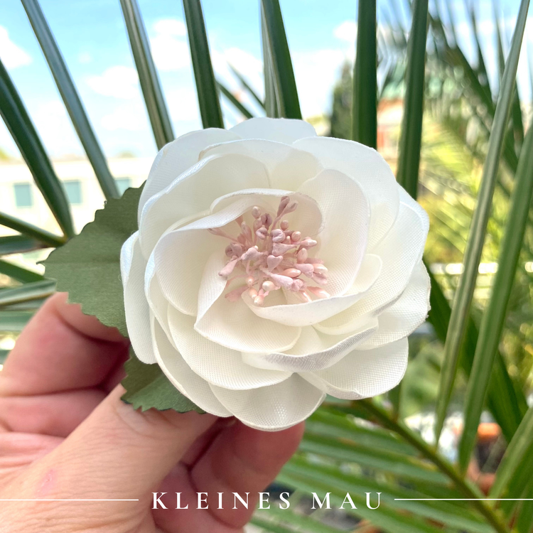 Handgefertigter Satin-Blütenhaarclip „Blush Pearl“