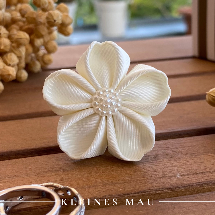 Blumenbrosche "Soft Ivory" mit Ansteckpin