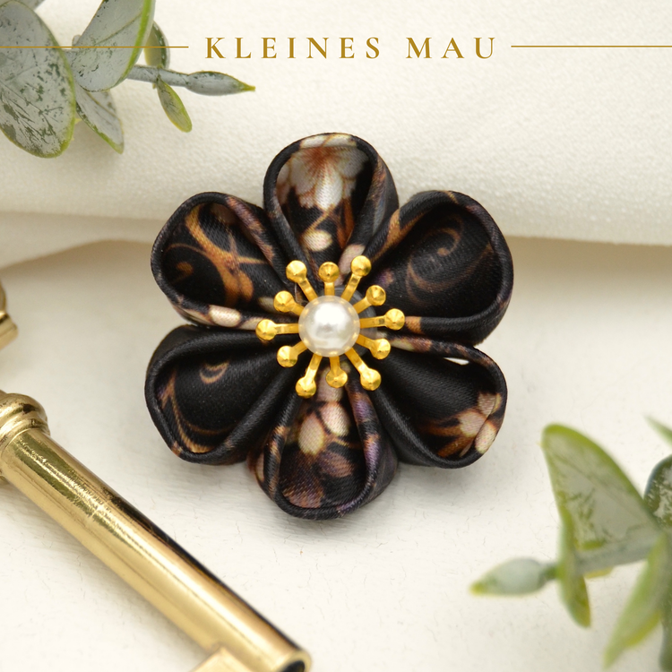 Dark Florals – handgefertigte Blütenbrosche aus floralem Satin
