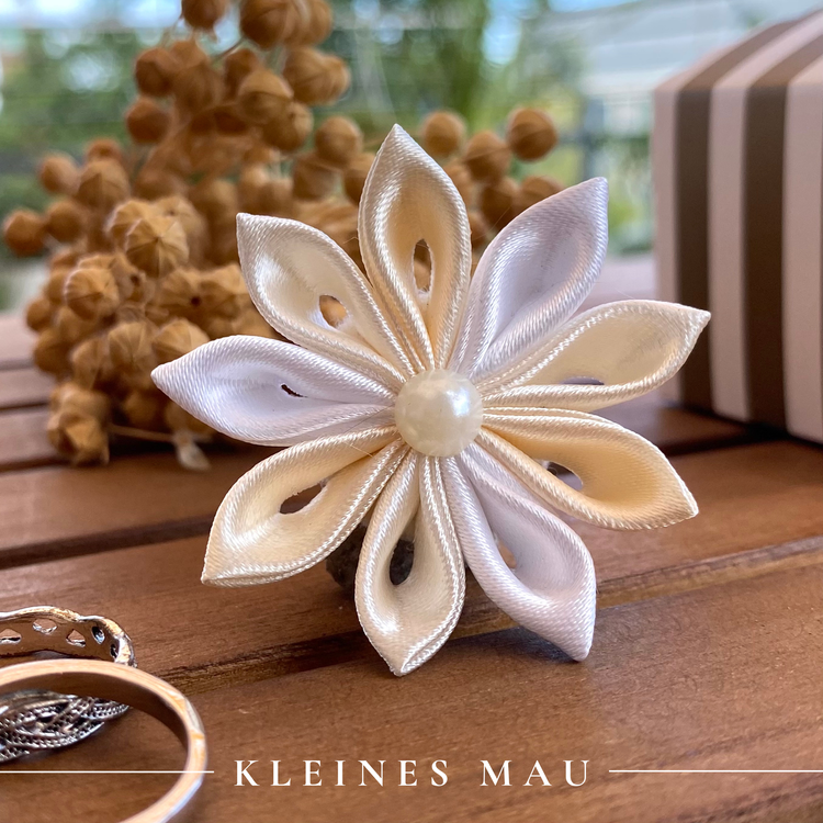 Blumenbrosche "Ivory Petals" mit Ansteckpin