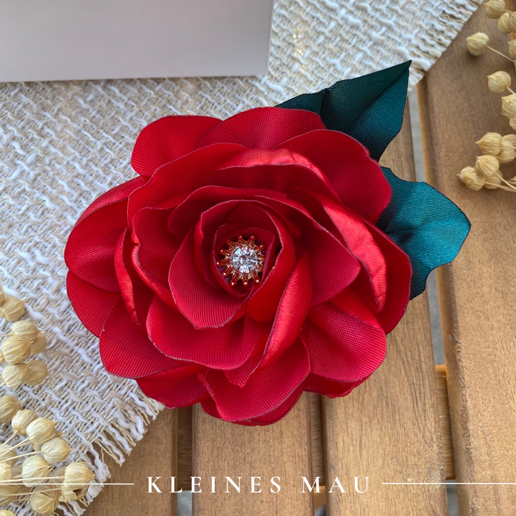 Handgefertigter Blütenhaarclip „Milonga“ mit tiefroter Rose aus Satin