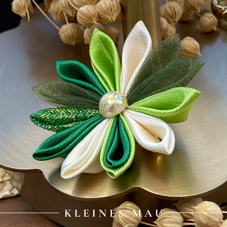 "Emerald Garden" – handgefertigte Kanzashi-Blütenbrosche