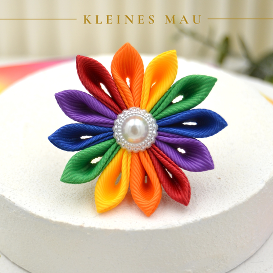 Kanzashi PRIDE Brosche „Double Rainbow“ – handgefertigte Regenbogenbrosche