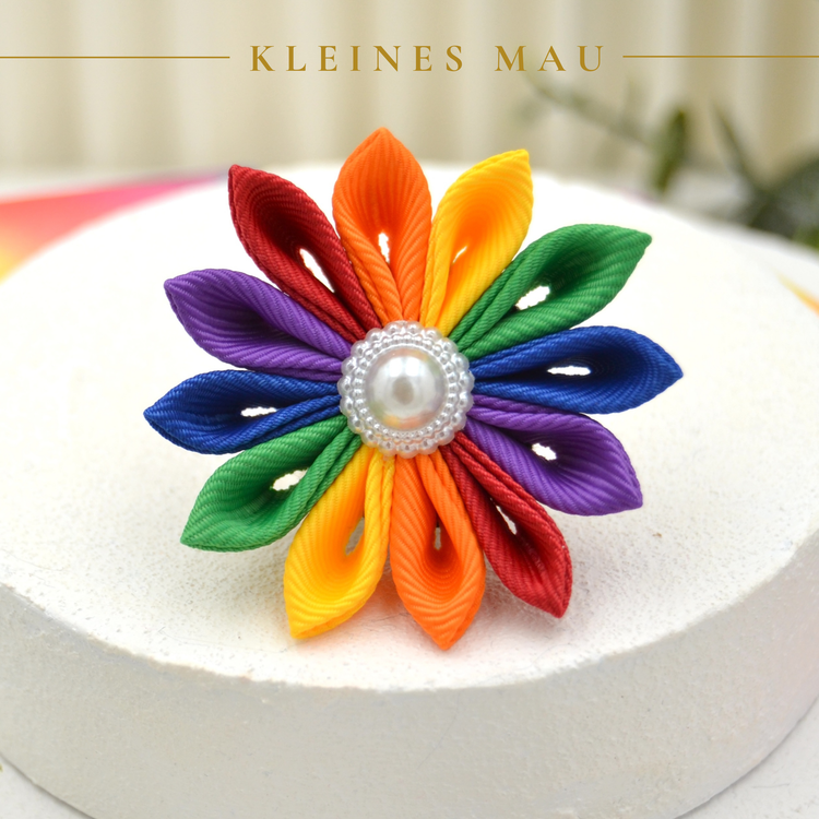 Kanzashi PRIDE Brosche „Double Rainbow“ – handgefertigte Regenbogenbrosche