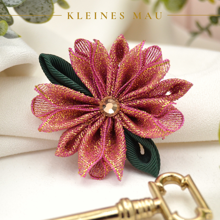 Festive – handgefertigte Blütenbrosche mit Goldfäden