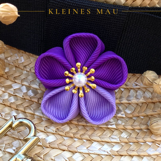 Kanzashi Blumenbrosche "Pansy" Handgefertigte lila Blüte mit Ansteckpin