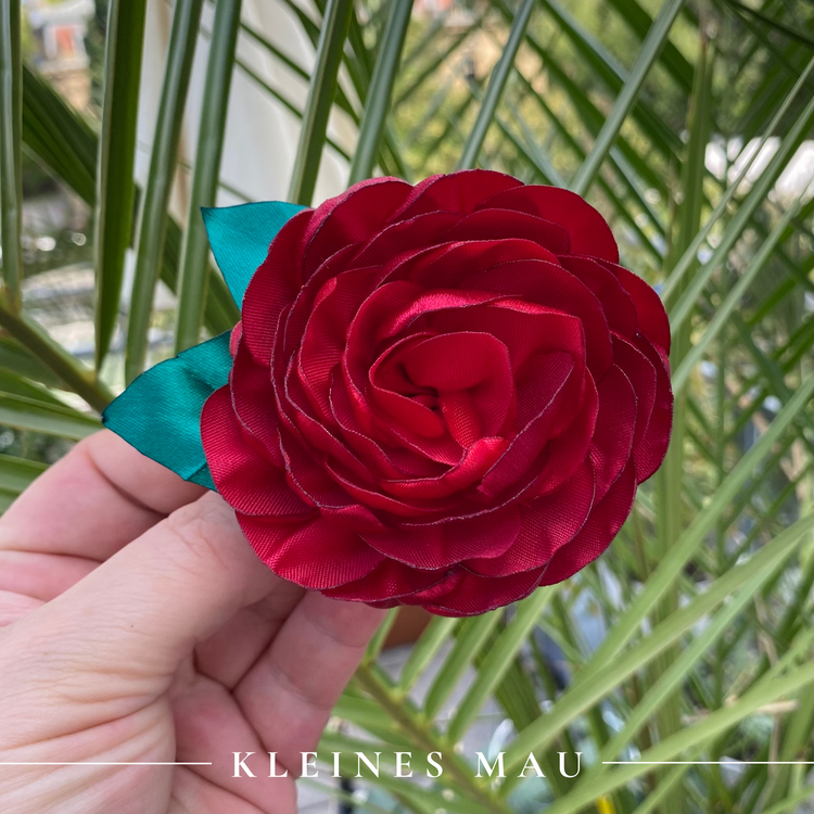Handgefertigter Blütenhaarclip „Splendid Red"