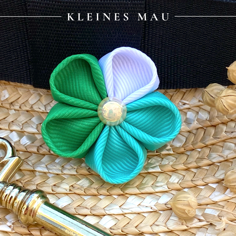 "Fresh Spring" – handgefertigte Kanzashi-Blütenbrosche