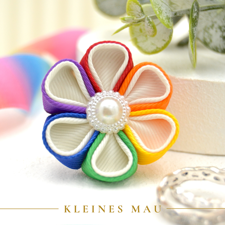 Kanzashi Brosche „Ivory PRIDE“ – handgefertigte Regenbogenbrosche