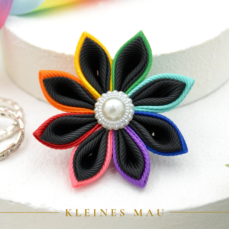 Rainbow Noir – PRIDE Regenbogen Blütenbrosche aus Stoff