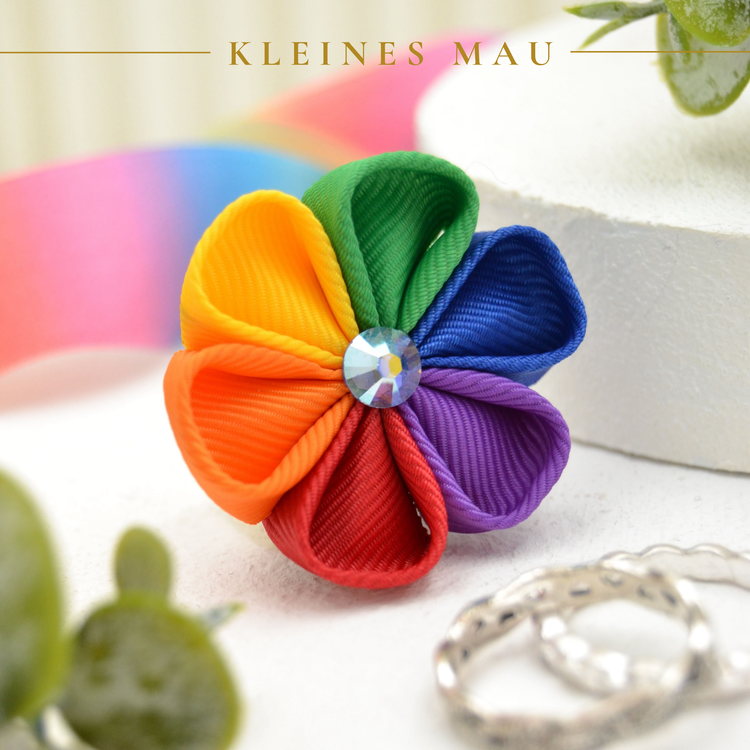 Regenbogen Blütenbrosche „Classic Pride“ – handgefertigter Kanzashi Schmuck