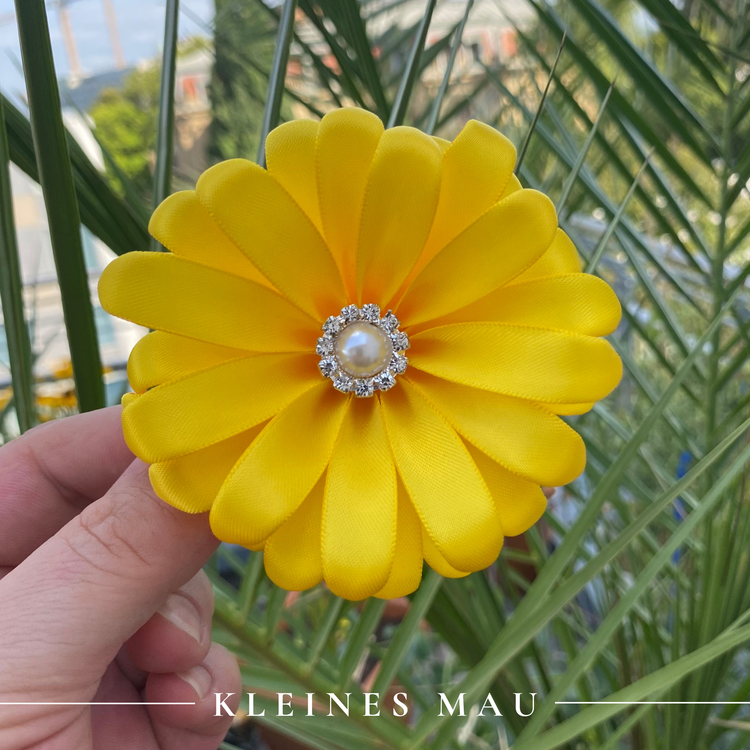 Handgefertigter Satin-Gerbera-Haarclip „Sunny Day“ in sommerlichem Gelb