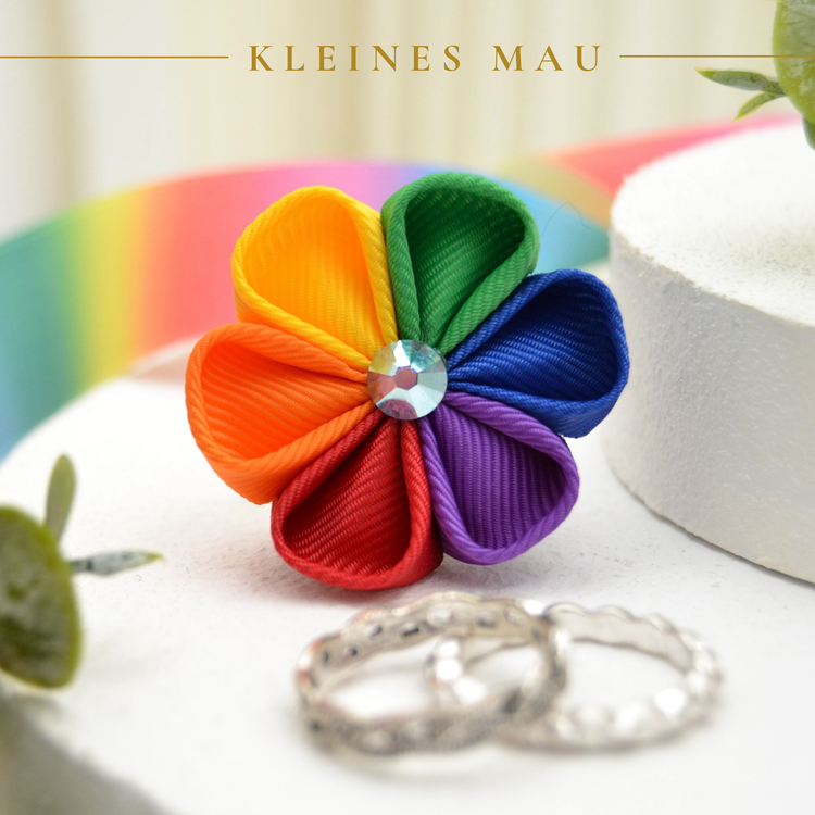 Regenbogen Blütenbrosche „Classic Pride“ – handgefertigter Kanzashi Schmuck