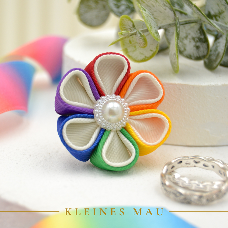Kanzashi Brosche „Ivory PRIDE“ – handgefertigte Regenbogenbrosche