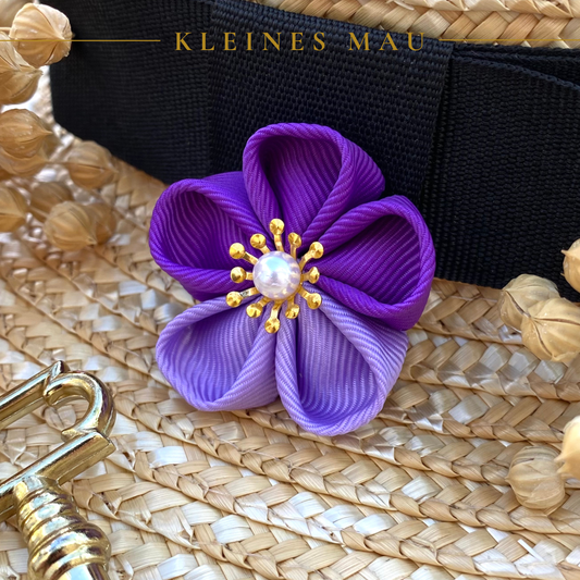 Kanzashi Blumenbrosche "Pansy" Handgefertigte lila Blüte mit Ansteckpin