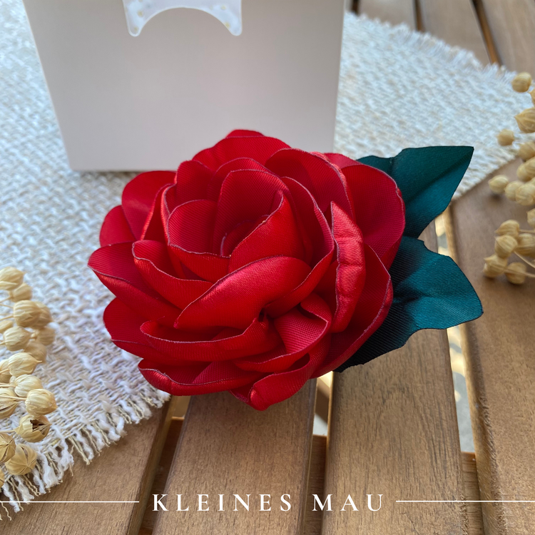 Handgefertigter Blütenhaarclip „Milonga“ mit tiefroter Rose aus Satin