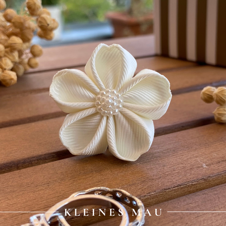 Blumenbrosche "Soft Ivory" mit Ansteckpin