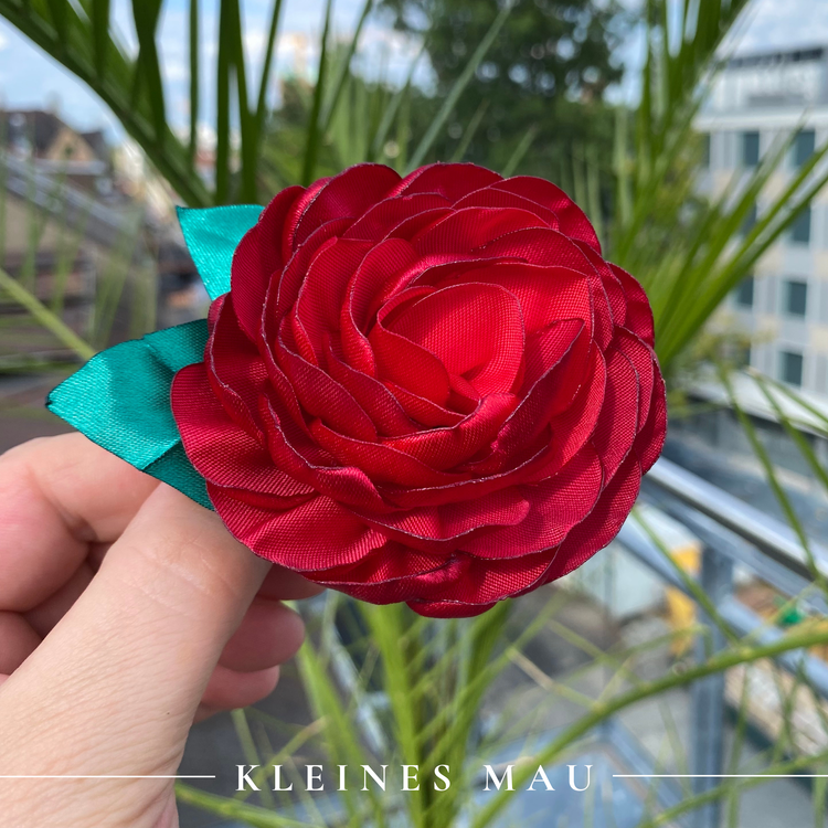 Handgefertigter Blütenhaarclip „Splendid Red"