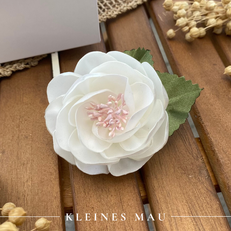 Handgefertigter Satin-Blütenhaarclip „Blush Pearl“