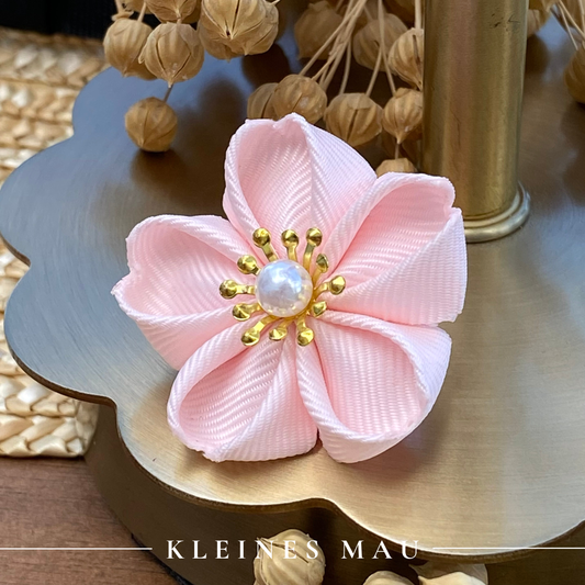 Blumenbrosche "Sweet Kisses" Hellrosa Blüte mit Ansteckpin