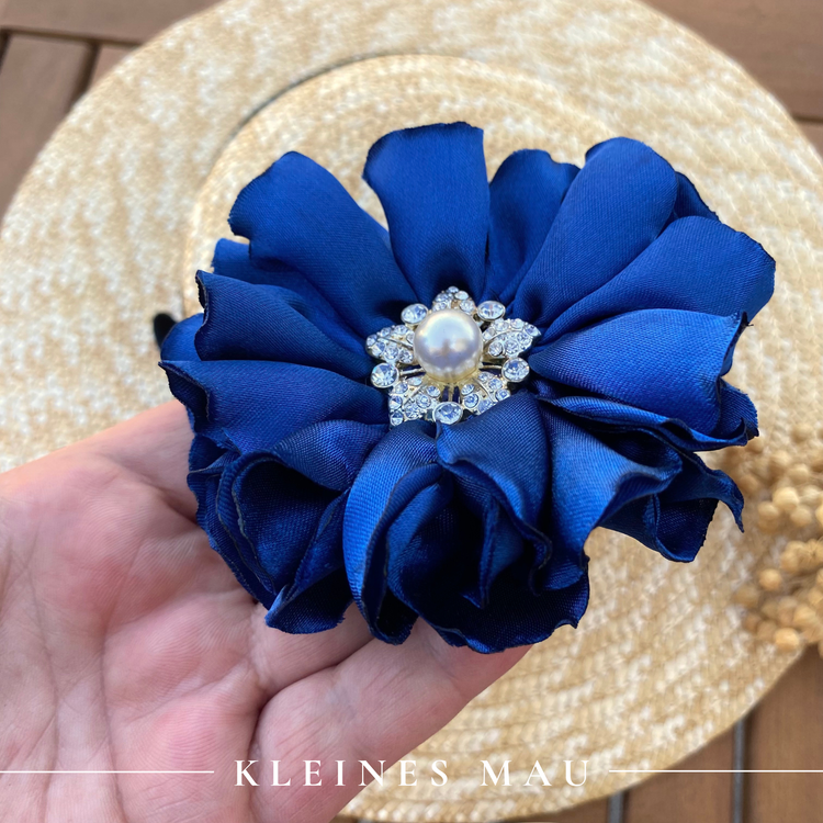 Haarclip und Brosche in einem : Blaue Satinblüte  "Royal Blue"