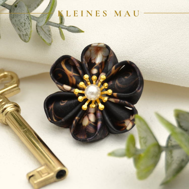 Dark Florals – handgefertigte Blütenbrosche aus floralem Satin
