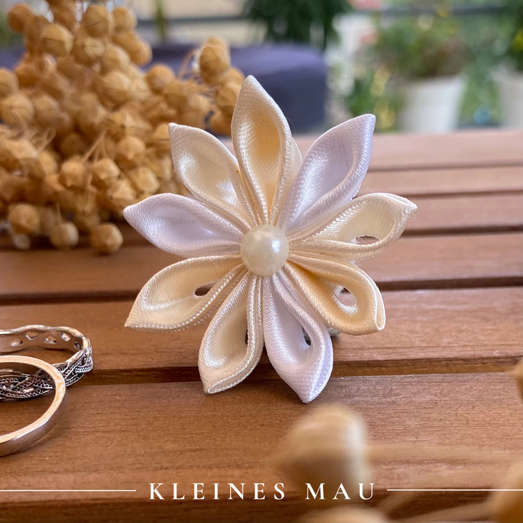 Blumenbrosche "Ivory Petals" mit Ansteckpin