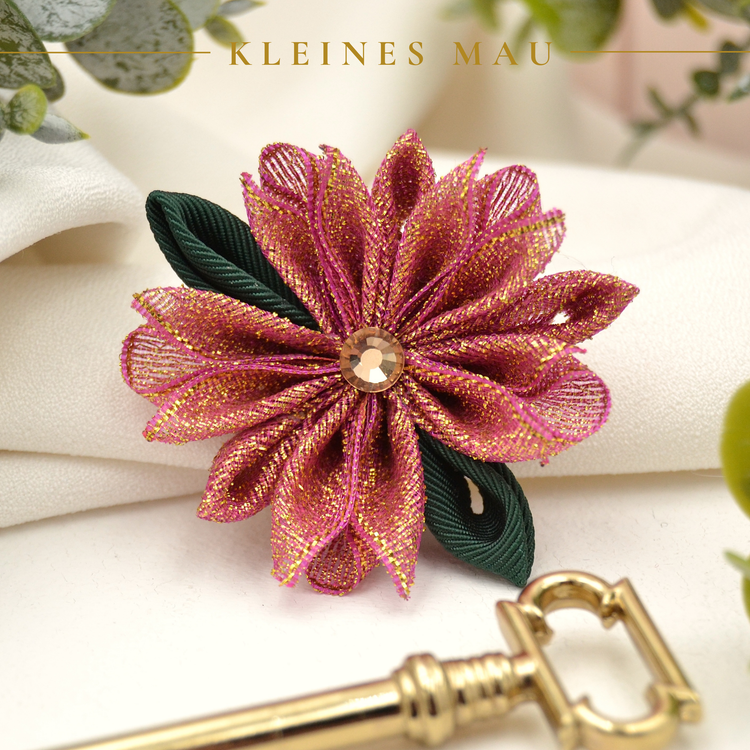 Festive – handgefertigte Blütenbrosche mit Goldfäden
