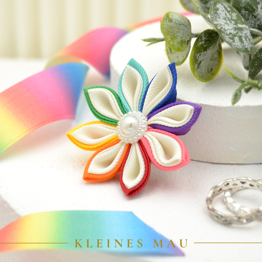 Rainbow Ivoire – PRIDE Regenbogen Blütenbrosche aus Stoff