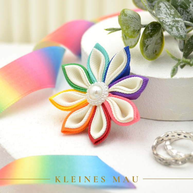 Rainbow Ivoire – PRIDE Regenbogen Blütenbrosche aus Stoff