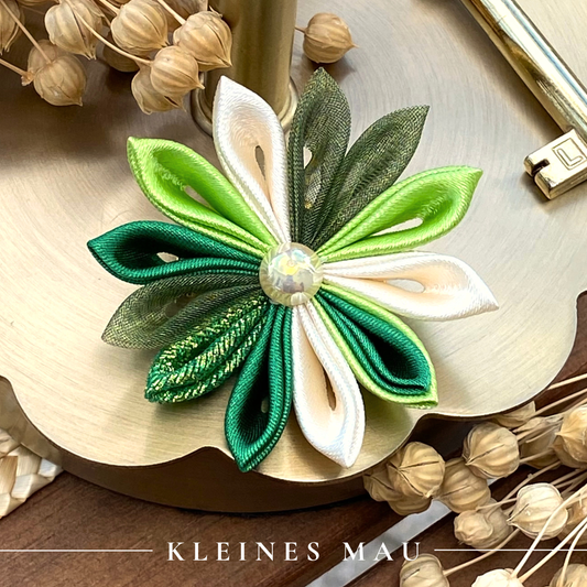 "Emerald Garden" – handgefertigte Kanzashi-Blütenbrosche