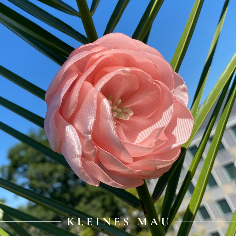 Handgefertigter Satin-Blütenhaarclip „Pink Whisper“