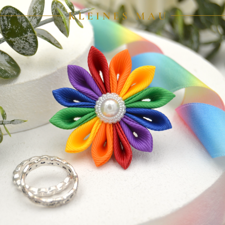 Kanzashi PRIDE Brosche „Double Rainbow“ – handgefertigte Regenbogenbrosche