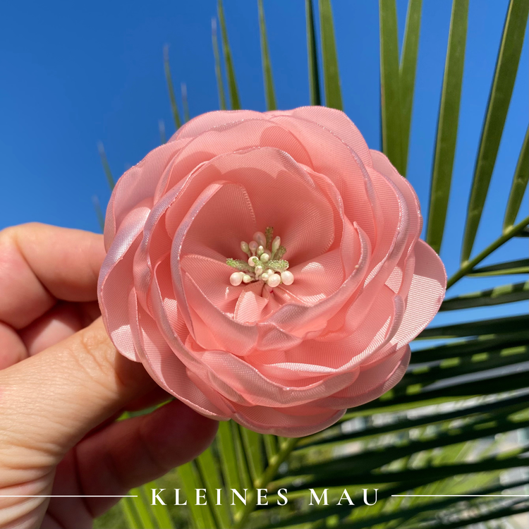 Handgefertigter Satin-Blütenhaarclip „Pink Whisper“