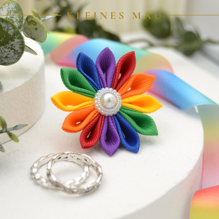 Kanzashi PRIDE Brosche „Double Rainbow“ – handgefertigte Regenbogenbrosche