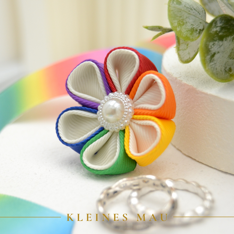 Kanzashi Brosche „Ivory PRIDE“ – handgefertigte Regenbogenbrosche