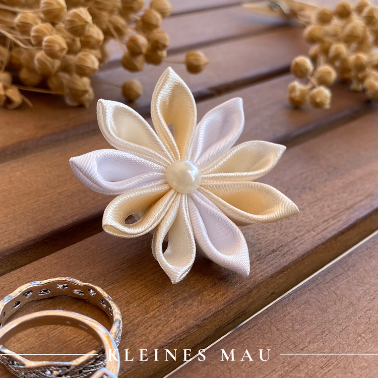 Blumenbrosche "Ivory Petals" mit Ansteckpin