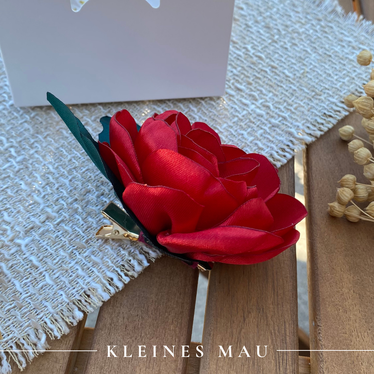 Handgefertigter Blütenhaarclip „Milonga“ mit tiefroter Rose aus Satin