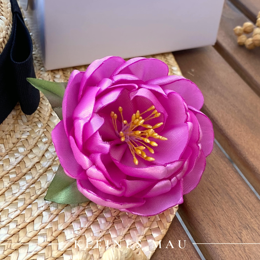 Handgefertigter Satin-Blütenhaarclip “Sunkissed Fuchsia” in sonnigem Pink