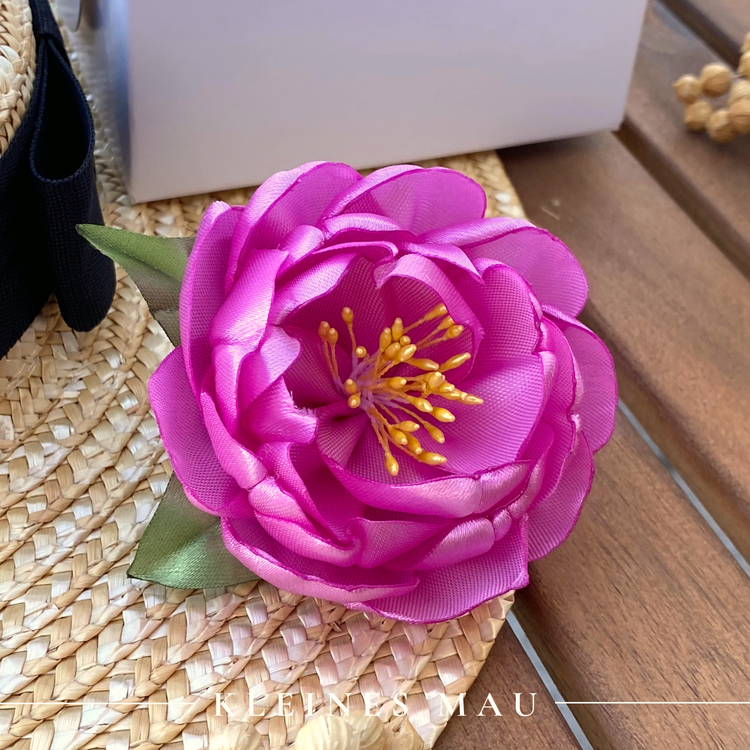 Handgefertigter Satin-Blütenhaarclip “Sunkissed Fuchsia” in sonnigem Pink