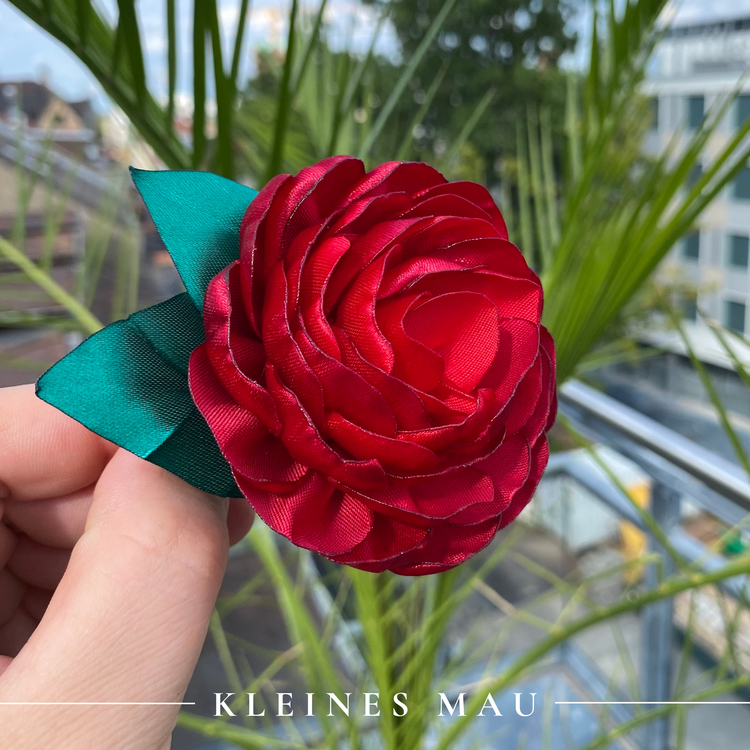 Handgefertigter Blütenhaarclip „Splendid Red"