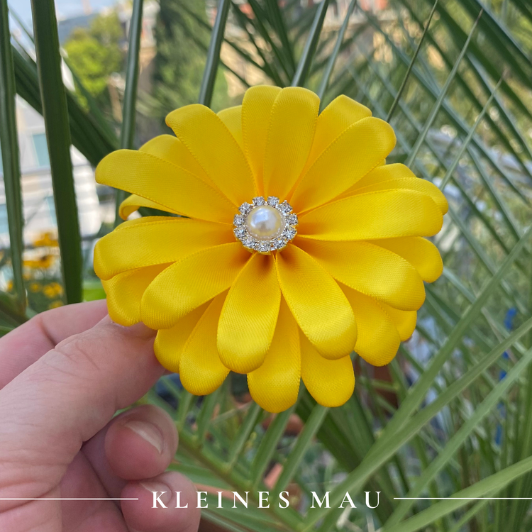 Handgefertigter Satin-Gerbera-Haarclip „Sunny Day“ in sommerlichem Gelb
