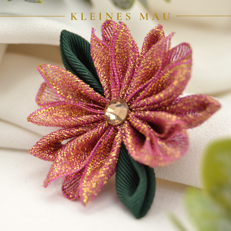 Festive – handgefertigte Blütenbrosche mit Goldfäden