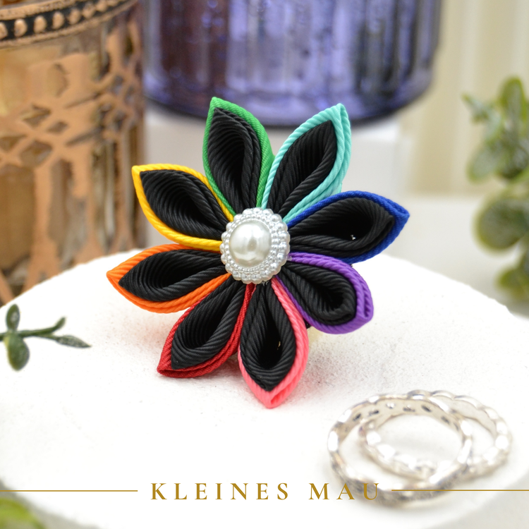 Rainbow Noir – PRIDE Regenbogen Blütenbrosche aus Stoff