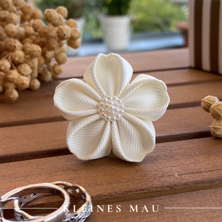 Blumenbrosche "Soft Ivory" mit Ansteckpin