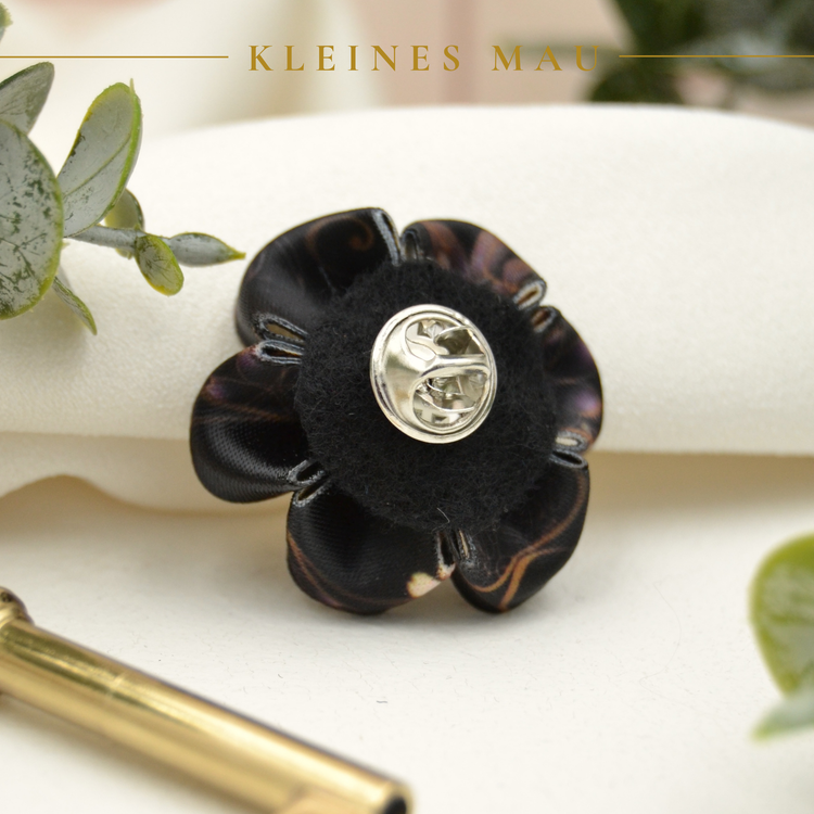 Dark Florals – handgefertigte Blütenbrosche aus floralem Satin