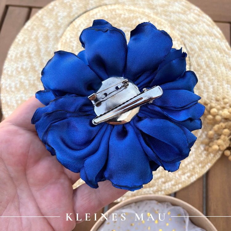Haarclip und Brosche in einem : Blaue Satinblüte  "Royal Blue"