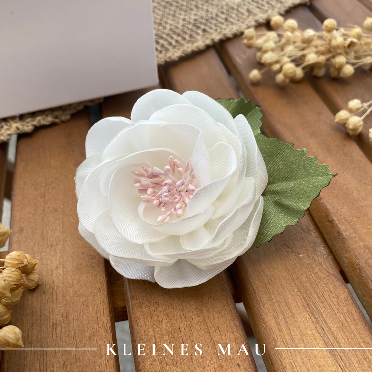 Handgefertigter Satin-Blütenhaarclip „Blush Pearl“