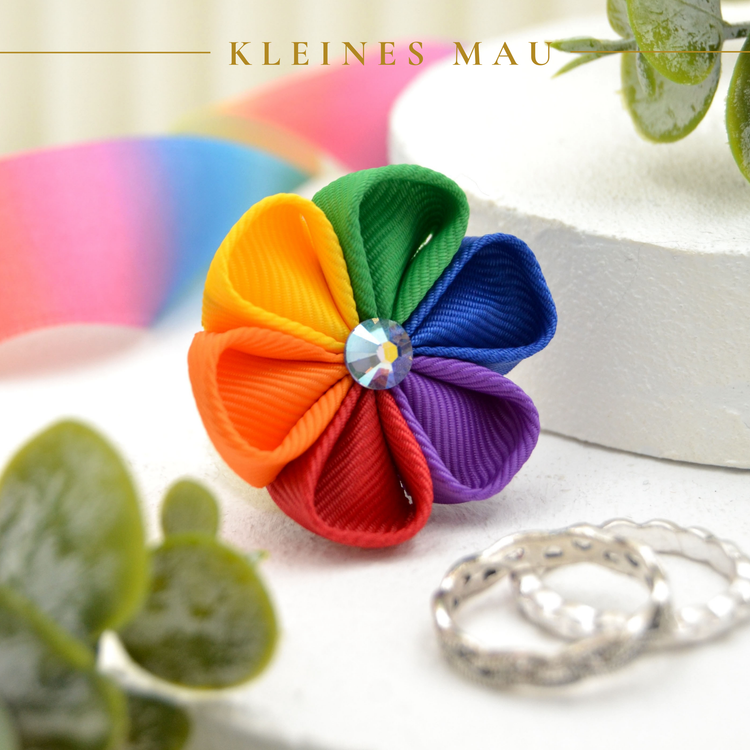 Regenbogen Blütenbrosche „Classic Pride“ – handgefertigter Kanzashi Schmuck