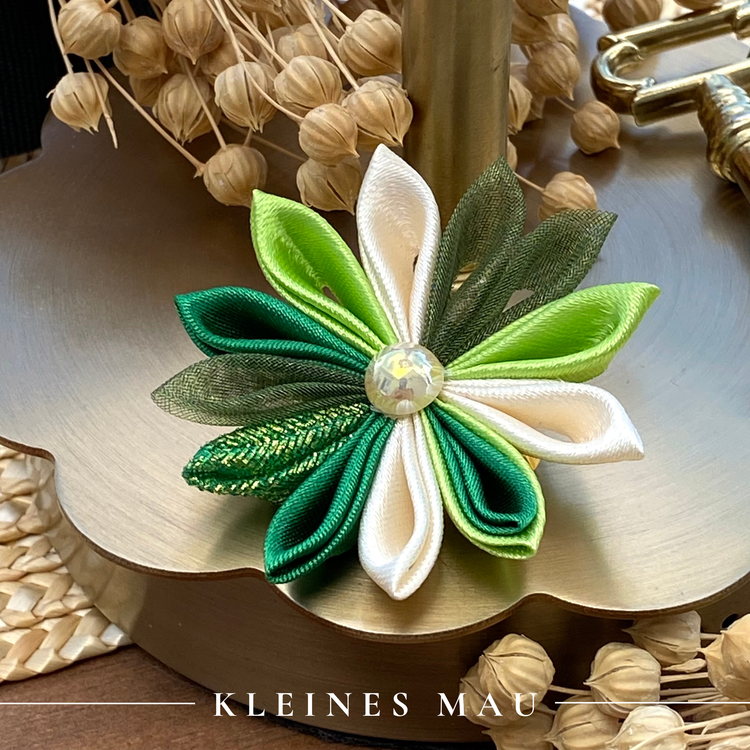 "Emerald Garden" – handgefertigte Kanzashi-Blütenbrosche